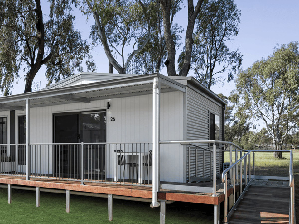 DOG FRIENDLY 2 BEDROOM STUDIO - Accessible (Sleeps 4)