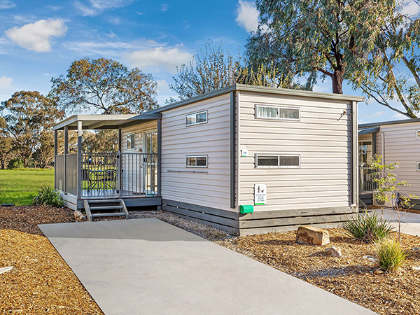 DOG FRIENDLY BUDGET CABIN (Sleeps 6)