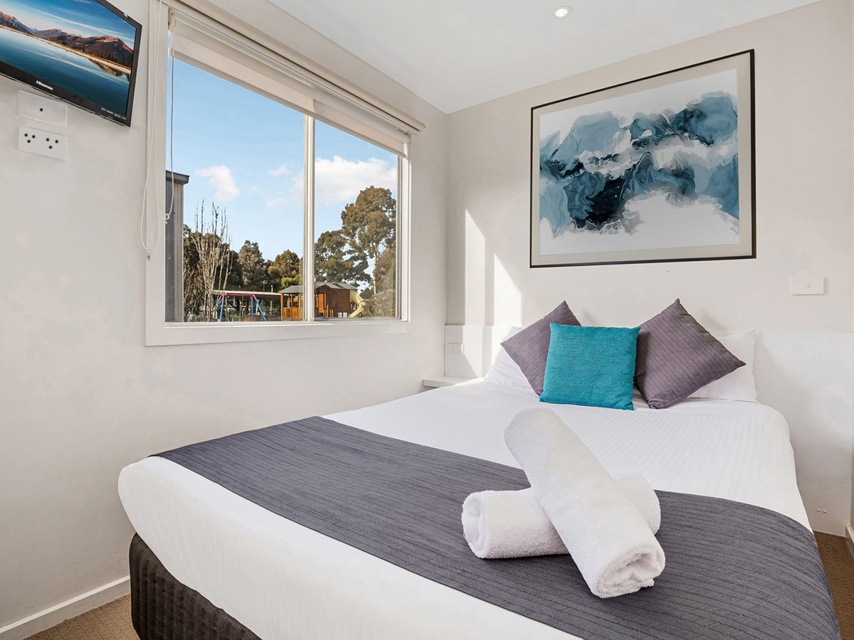 Modern: Master Bedroom