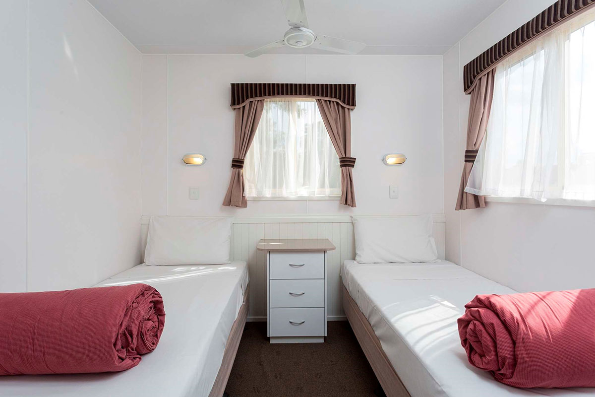 EXECUTIVE CABIN 4 BERTH BIG4 Bendigo Marong Holiday Park Marong